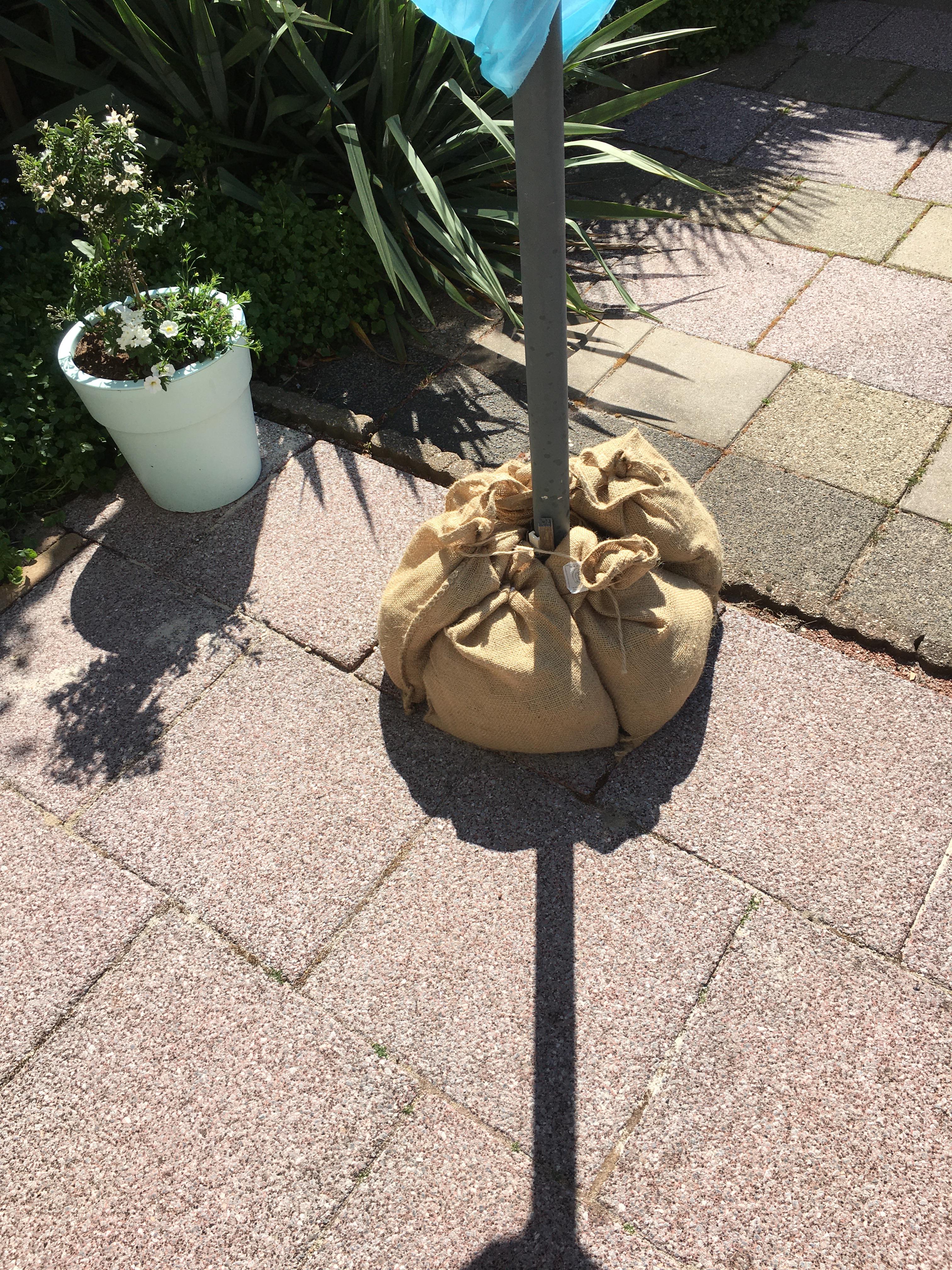 Jute zakken met sluitkoord 30 x 40 cm (per stuk) gebruik: Gevuld met zand ter versteviging van parasolvoeten