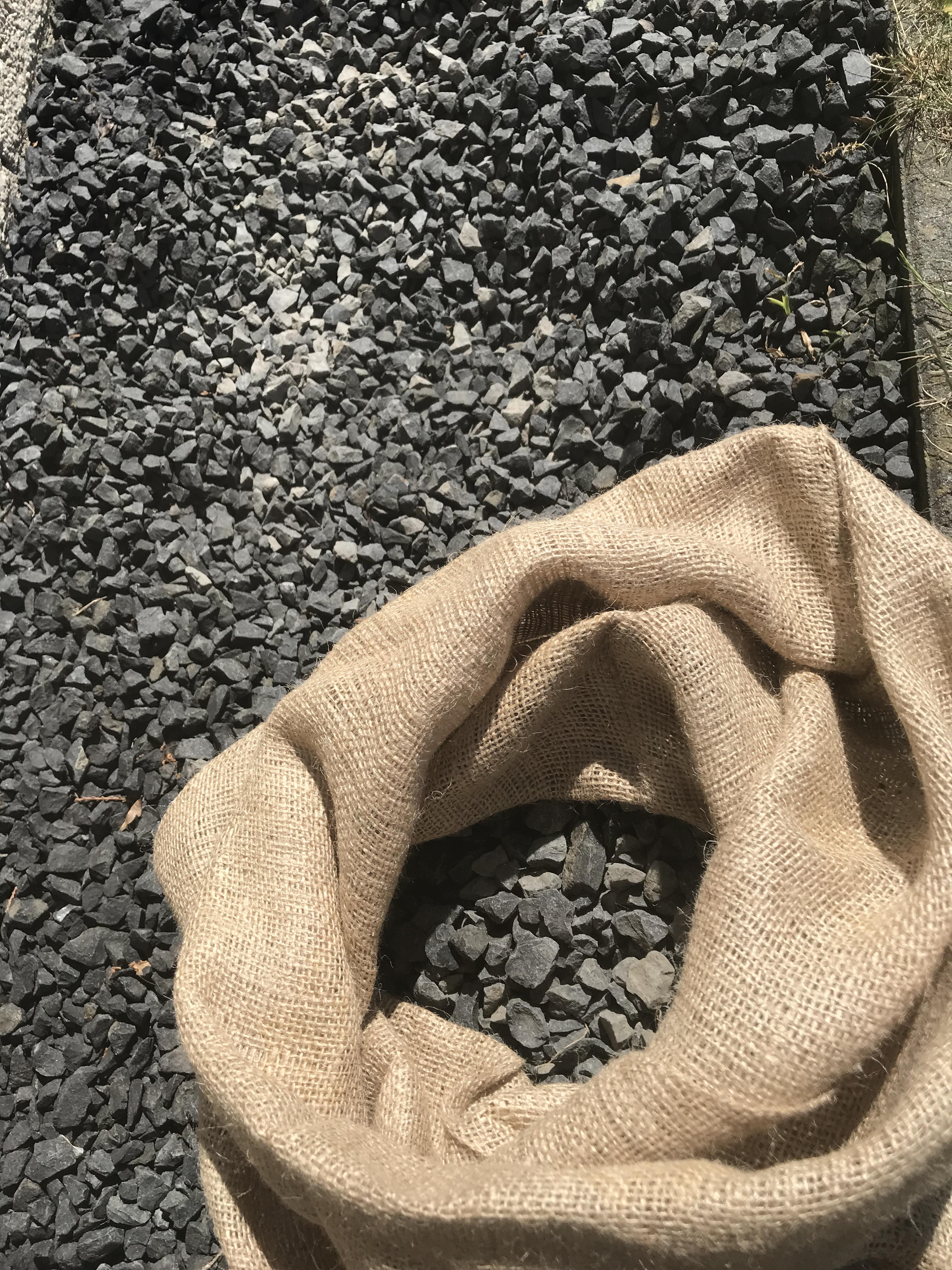 Jute zakken zonder sluitkoord 50 x 85 cm (per stuk) gebruik: Om de kiezel stenen van ons huis tijdelijk in op de slaan, zodat we die straks weer in onze tuin kunnen gebruiken