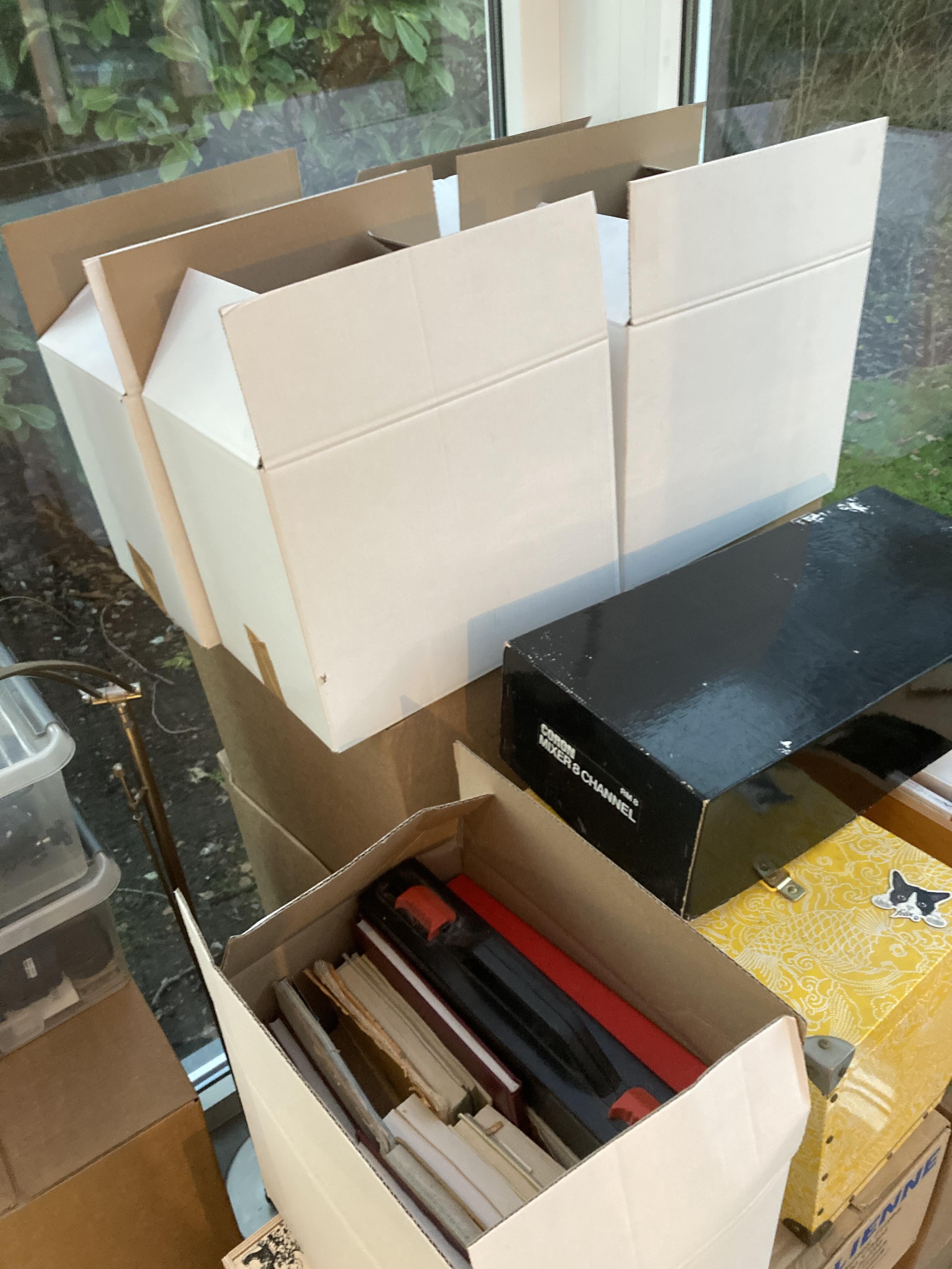 Kartonnen dozen enkele golf (per 25 stuks) gebruik: Om boeken in te pakken.