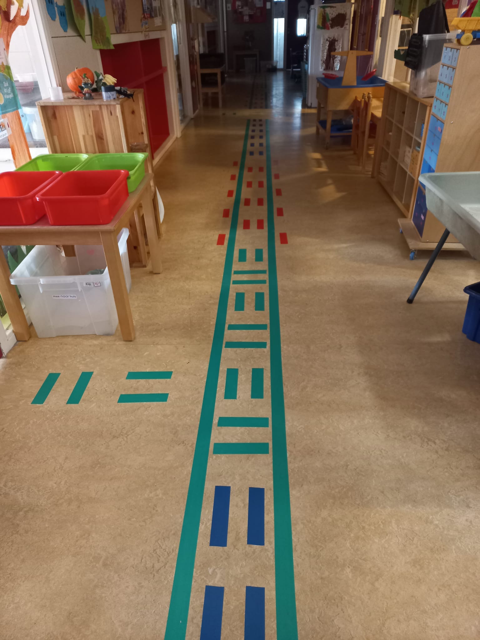 Gekleurde duct tape gebruik: Bewegingslijnen voor basisschoolleerlingen op de vloeren in de school